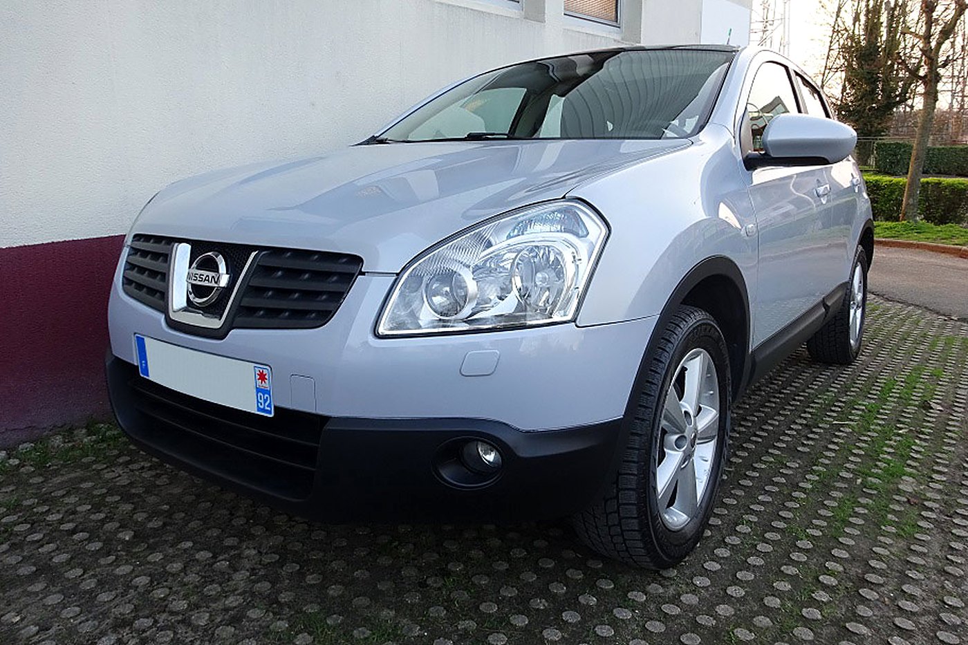Nissan Qashqai gris clair de trois quarts avant