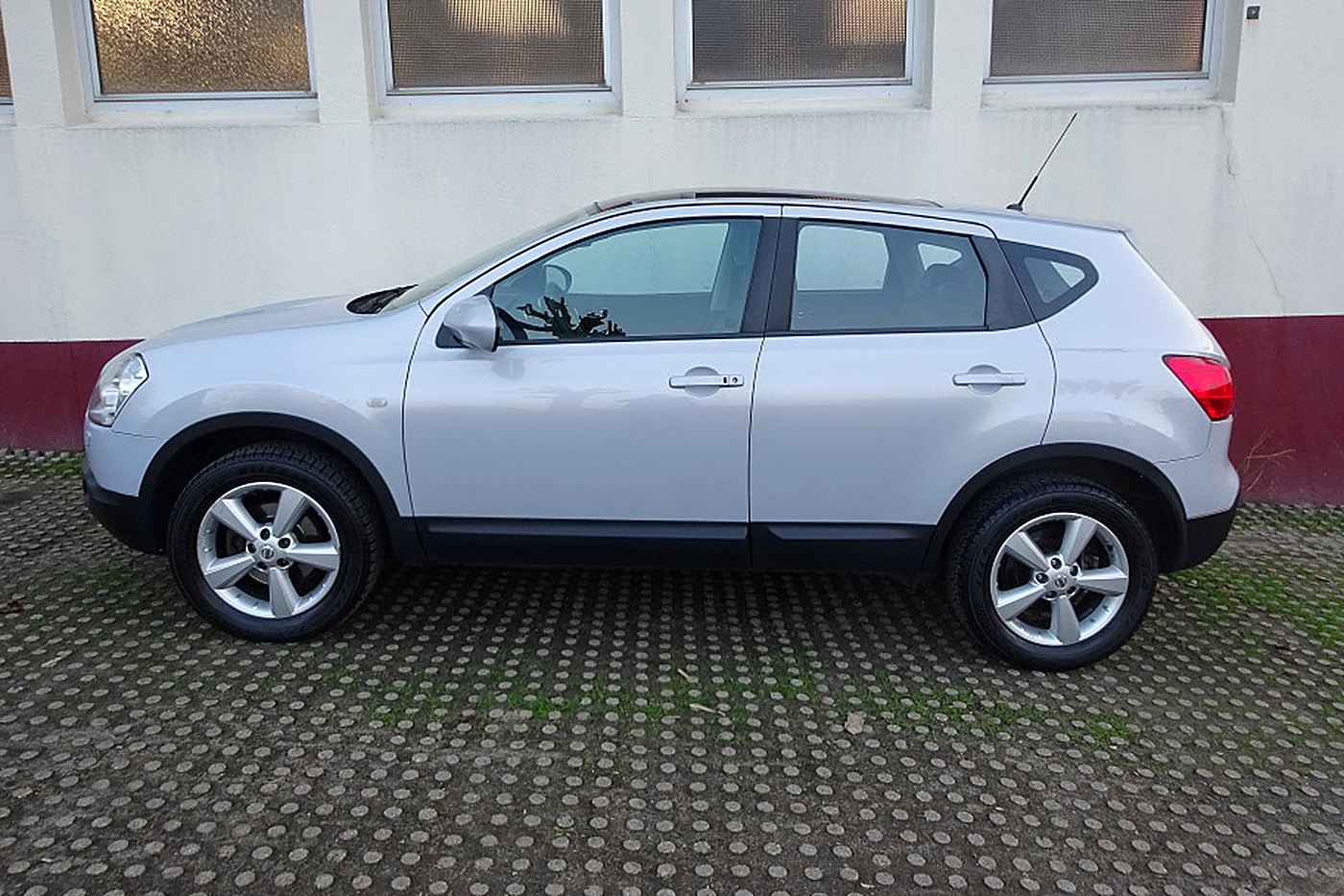 Nissan Qashqai gris clair de profil