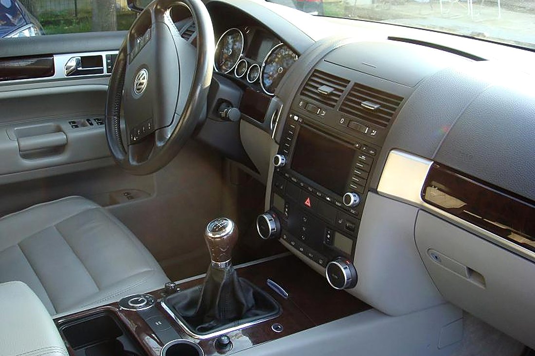 Planche de bord Volkswagen Touareg 7L : cuir clair, inserts bois, boîte manuelle