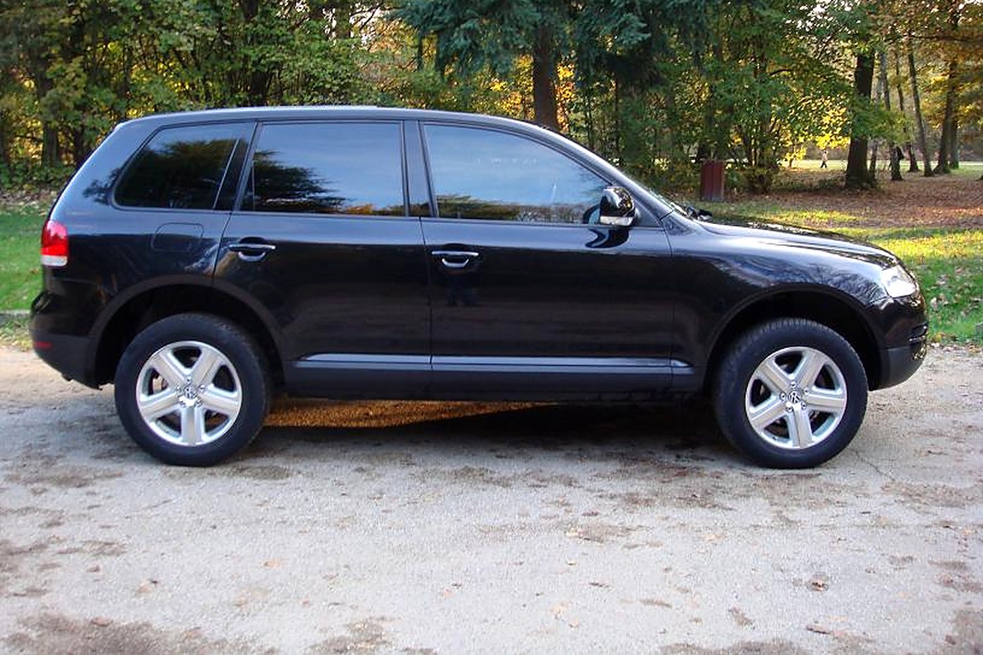 Volkswagen Touareg 7L noir de profil, jantes 17 pouces